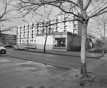 77659 Gezicht op het Dienstencentrum Kanaleneiland (Bernadottelaan 23) te Utrecht, vanuit het zuidoosten. Op de ...